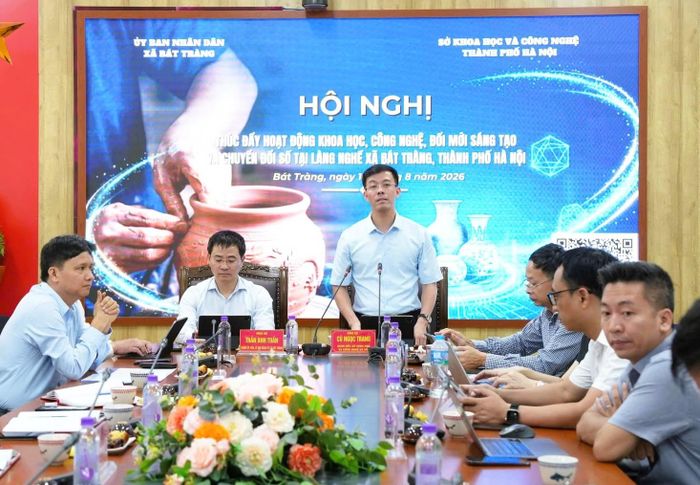 Giám đốc Sở Khoa học và Công nghệ Hà Nội Cù Ngọc Trang phát biểu tại một hội nghị ở xã Bát Tràng. Ảnh: PV