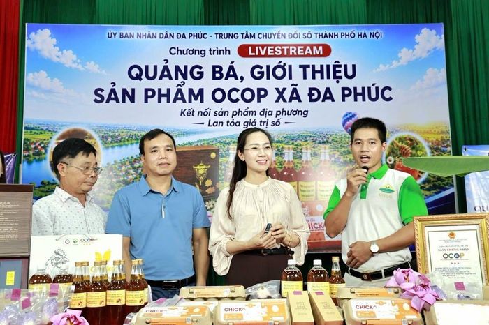 Quảng bá giới thiệu sản phẩm OCOP xã Đa Phúc. Ảnh: PV