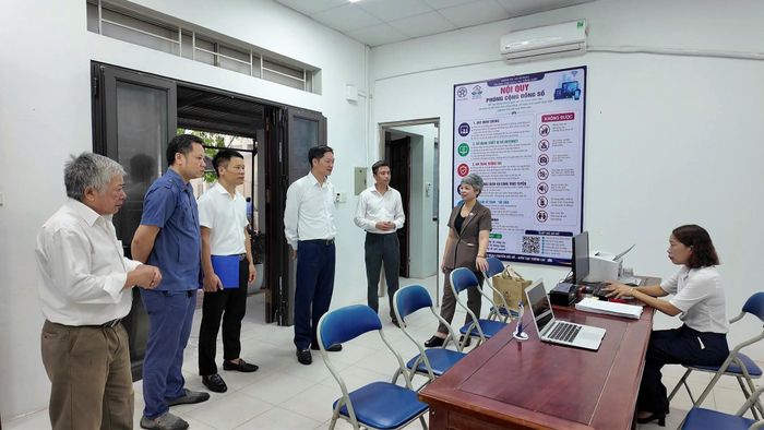 Lãnh đạo xã An Khánh cùng các đại biểu tham quan, trải nghiệm các nội dung hoạt động của mô hình. Ảnh: AK