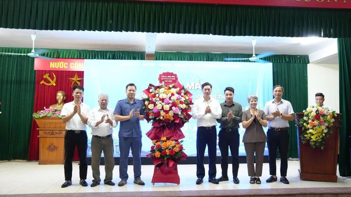 Bí thư Đảng ủy xã An Khánh Phùng Bá Nhân cùng lãnh đạo xã tặng hoa chúc mừng tại buổi lễ. Ảnh: AK