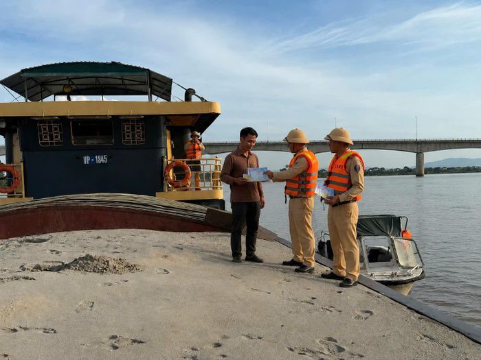 Kiểm tra phòng ngừa tai nạn giao thông đường thuỷ. Ảnh: Đức Tuấn