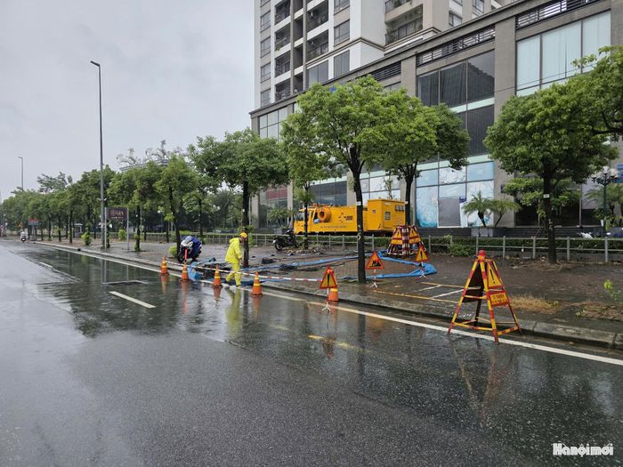 Xí nghiệp Thi công cơ giới ứng trực tại đường Võ Chí Công. Ảnh: PV