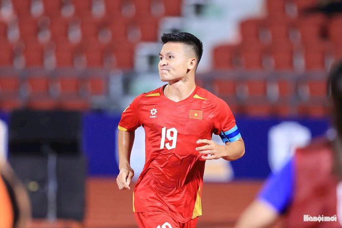 Ngay sau bàn thắng, Quang Hải chạy về phía các đồng đội ăn mừng trong sự phấn khích của ban huấn luyện và các cổ động viên Việt Nam trên khán đài Rajamangala. Ảnh: Minh Dân