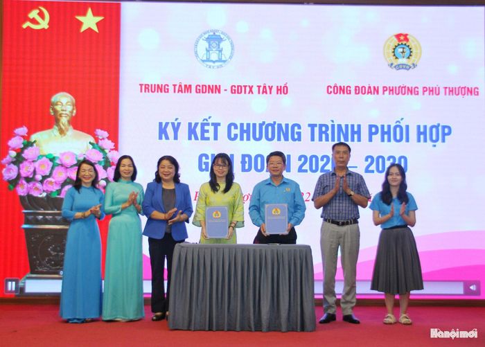 Công đoàn phường Phú Thượng ký kết chương trình hợp tác với Trung tâm Giáo dục nghề nghiệp - Giáo dục thường xuyên Tây Hồ. Ảnh: Cao Kỳ