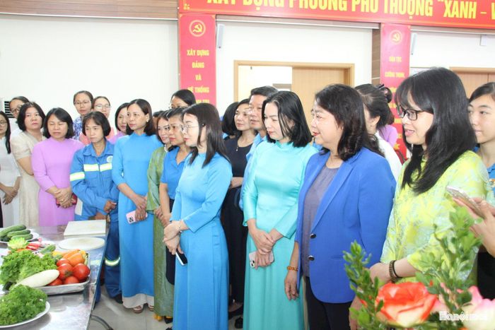 Bà Nguyễn Thị Thu Thủy, Phó Chủ tịch Liên đoàn Lao động thành phố Hà Nội (thứ hai từ phải sang), dự lớp “Nghệ thuật cắt, tỉa hoa từ rau, củ, quả”. Ảnh: Cao Kỳ