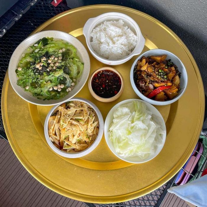 "Nghe thì rau củ, đậu, nấm và đậu hũ có vẻ không đa dạng, nhưng chỉ cần kết hợp chúng thật khéo léo với nhau là sẽ có rất nhiều món mới mẻ", cô nói.