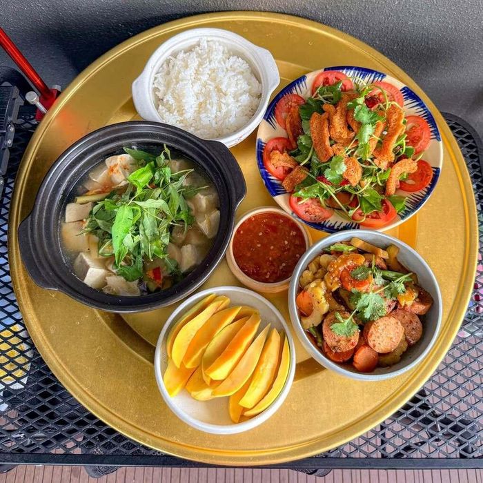 Nhi bắt đầu ăn chay trường từ năm 2009, khi còn học cấp ba. Quyết định này đến sau một lần cô tình cờ xem phóng sự về việc giết hại động vật. Mẹ và bà ngoại của Nhi sau đó cũng ăn chay khi thấy cô duy trì lối sống này trong nhiều năm.