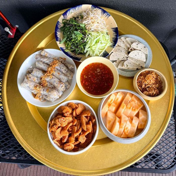 Nhi cho rằng dù ăn chay hay ăn mặn, việc lặp lại một vài món trong thời gian dài đều dễ gây nhàm chán. Vì vậy, ngoài việc thay đổi cách chế biến, cô còn chú ý phối màu nguyên liệu và trình bày để bữa ăn hấp dẫn hơn về khẩu vị lẫn hình thức.
