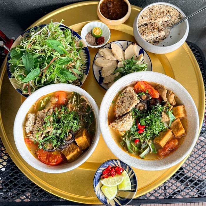 Nhân tháng Vu Lan, Nhi giới thiệu những mâm cơm chủ yếu từ rau củ, các loại đậu, nấm và đậu hũ. Theo cô, đây đều là những nguyên liệu quen thuộc, dễ tìm nhưng nếu kết hợp và thay đổi cách chế biến có thể tạo ra nhiều món, giúp bữa cơm chay bớt đơn điệu.