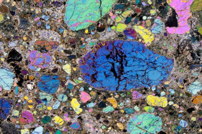 Ảnh hiển vi dưới ánh sáng phân cực chéo cho thấy khoáng chất olivine trong một mảnh đá kimberlite từ mỏ kimberlite Karowe, nổi tiếng vì đã khai quật được một số viên kim cương chất lượng đá quý lớn nhất từng được tìm thấy. (Ảnh: Conversation)
