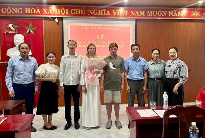 Bá Hổ và Olga đăng ký kết hôn trước ngày tổ chức lễ cưới. Ảnh: NVCC