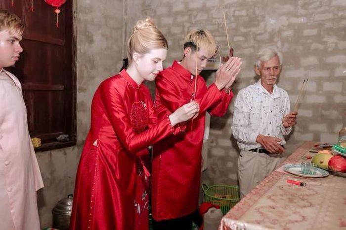 Cô dâu Olga xinh đẹp trong trang phục cưới truyền thống của Việt Nam. Ảnh: NVCC