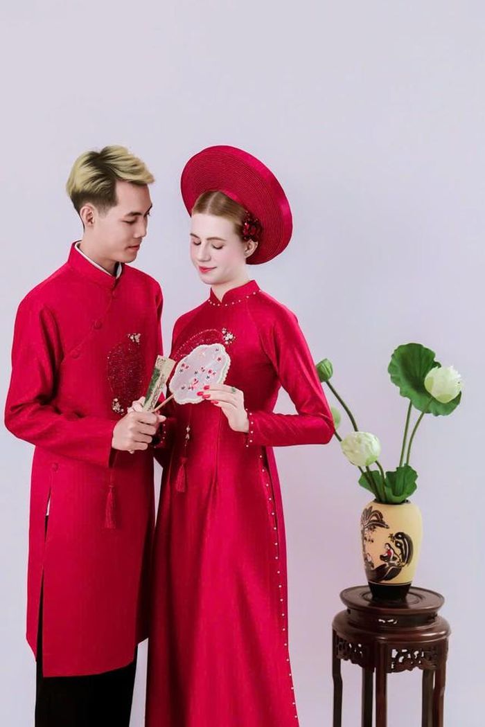 Bá Hổ ấn tượng bởi sự xinh đẹp, thông minh, hóm hỉnh của Olga. Ảnh: NVCC