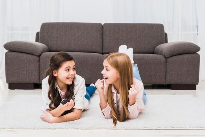 Cha mẹ EQ thấp thiếu sự tinh tế khi giao tiếp với bạn bè của con khiến con có thể lựa chọn cách giữ khoảng cách, hạn chế để bạn bè gặp cha mẹ và không muốn chia sẻ nhiều chuyện riêng tư. Ảnh minh họa