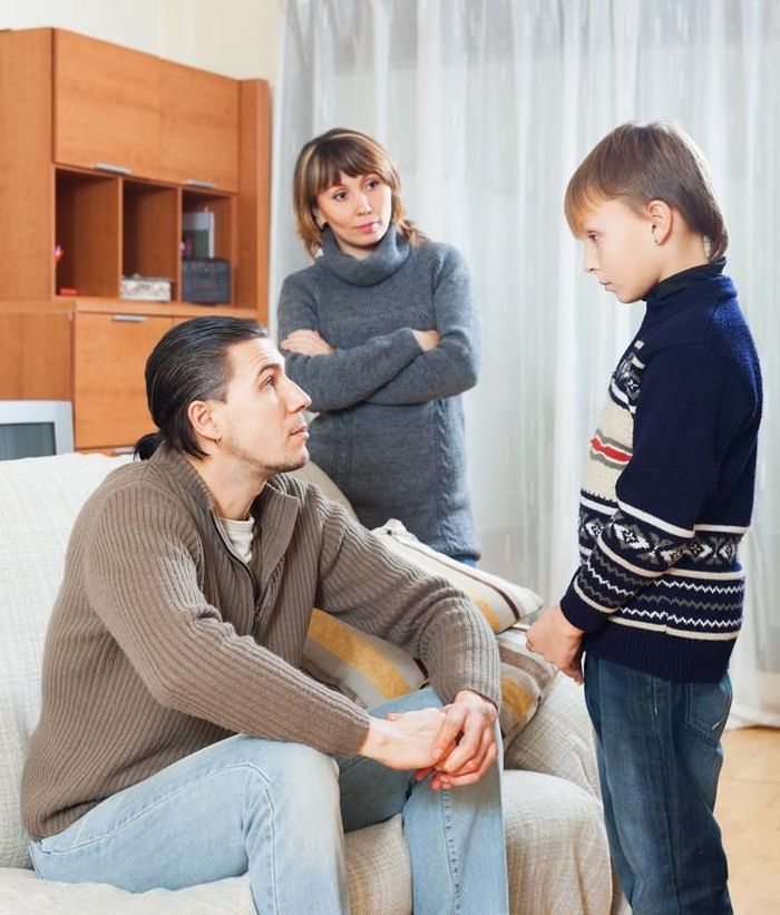 Một dấu hiệu khác của cha mẹ EQ thấp là không nhận ra ranh giới giữa quan tâm và xâm phạm đời tư. Ảnh minh họa
