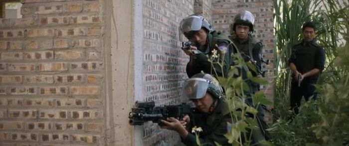 Lực lượng công an vây bắt băng đảng ma túy Hòa Công. Ảnh VTV