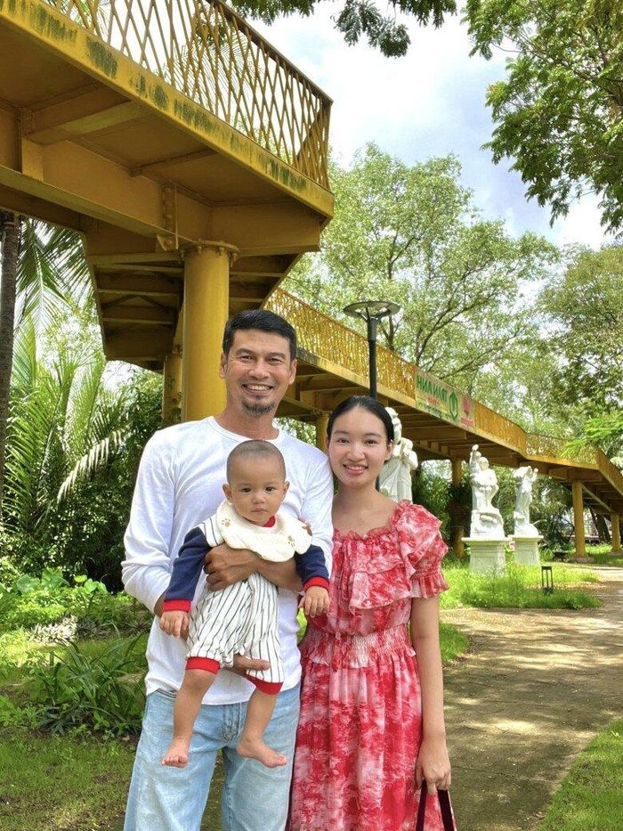 Tiết Cương hạnh phúc bên vợ con