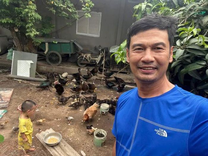 Khi không bận công việc, nam nghệ sĩ dành thời gian giúp vợ chăm sóc con trai