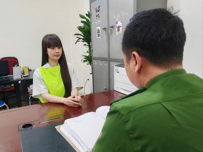 Nguyễn Thị Hương tại cơ quan công an. Ảnh: CAHN