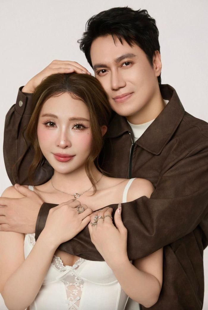 Mới đây, Việt Anh và Quỳnh Nga gây chú ý khi đăng tải bộ ảnh mới vô cùng tình tứ. Đi kèm bài đăng, Quỳnh Nga trách bạn trai: "Có năng khiếu làm mẫu ảnh mà rất lười chụp ảnh".