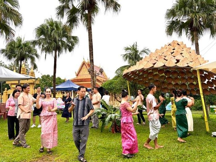Không chỉ có ẩm thực, không gian giao lưu còn trở nên sôi động với những tiết mục nghệ thuật mang âm hưởng miền Tây.