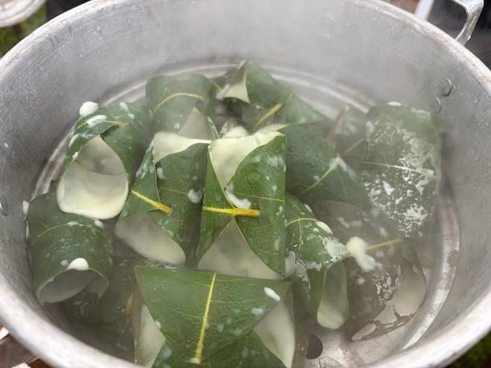 Du khách thích thú xem bà con miền Tây làm bánh lá mít.