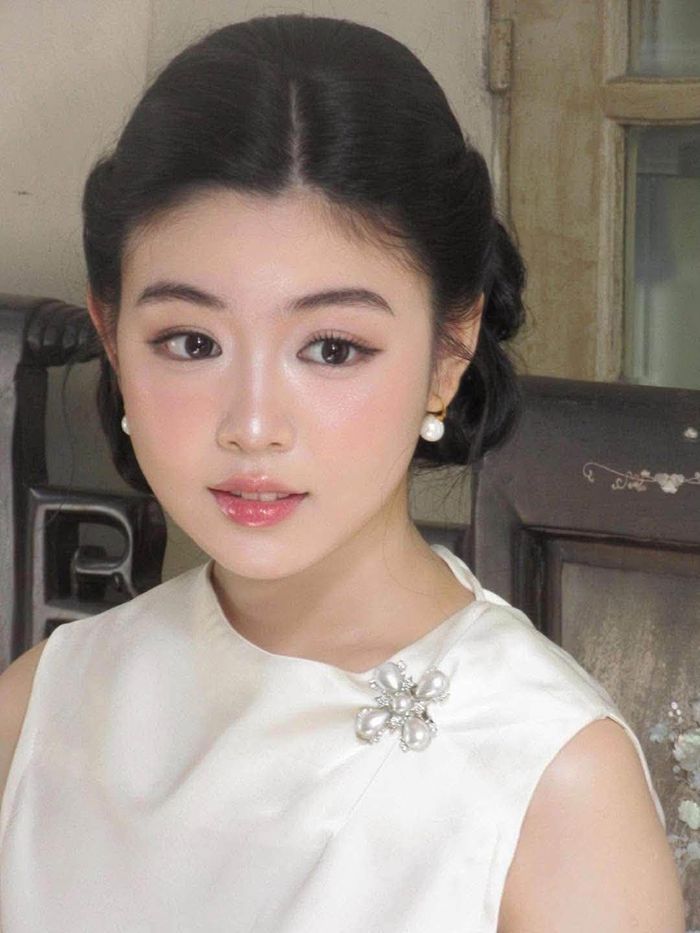 Bên cạnh đường nét, làn da và mái tóc cũng góp phần khá lớn vào diện mạo của Lọ Lem. Cô thường lựa chọn cách trang điểm thiên về tông tự nhiên, tập trung làm nổi bật đường nét sẵn có thay vì makeup quá đậm.