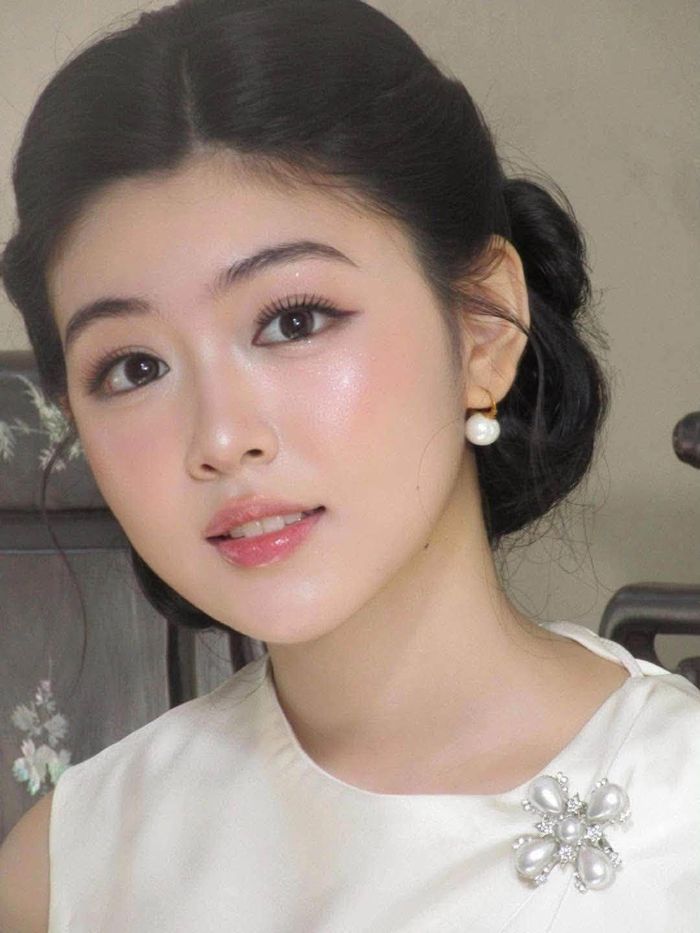 Ở chiều ngược lại, nhiều người lại không đồng tình với quan điểm này và cho rằng đôi mắt mới là chi tiết “ăn tiền” nhất trên gương mặt Lọ Lem. Đôi mắt to, sáng, kết hợp với sống mũi cao vừa phải và đường nét khá mềm khiến tổng thể khuôn mặt của cô nàng trông nhẹ nhàng, dễ tạo thiện cảm.