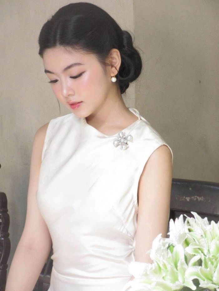 Chính vì thế, trên nhiều diễn đàn bất ngờ “bẻ lái” sang một câu hỏi: đâu mới là điểm đẹp nhất trên gương mặt của Lọ Lem? Người cho rằng đôi mắt là điểm sáng nhất, người lại đặc biệt ấn tượng với khuôn miệng, số khác thì cho rằng chính tỷ lệ gương mặt và sự hài hòa giữa các đường nét mới là thứ tạo nên visual của cô nàng. Mỗi người một đáp án, vô tình tạo thành một cuộc tranh luận sôi nổi.