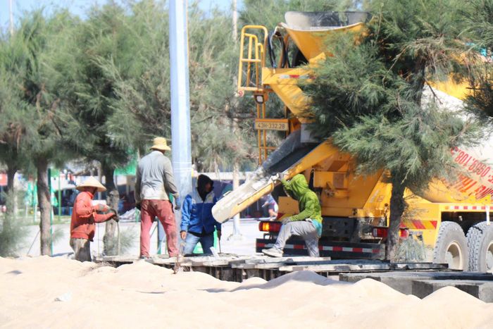 Các đơn vị đang chạy đua với thời gian để đưa công trình sớm về đích, đảm bảo kỹ thuật và chất lượng. Ảnh: H.Dũng.