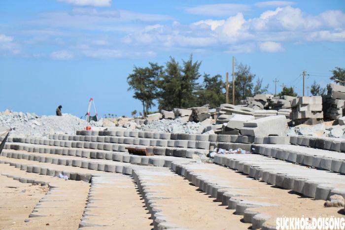 Trong khi đó, tại khu vực phục vụ thi công đê ngầm, nhà thầu đang tập trung đúc các cấu kiện bê tông. Đây là những cấu kiện được sử dụng trong kết cấu đê giảm sóng theo thiết kế của dự án. Ảnh: H.Dũng.