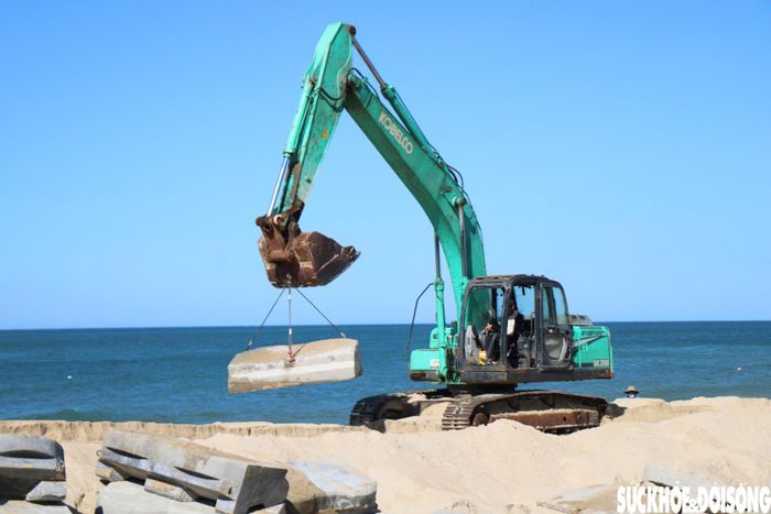 Trong khi đó, tuyến đê giảm sóng gồm 2 đoạn đê ngầm, mỗi đoạn dài 365m, kết cấu đê gồm vải địa kỹ thuật, đá hộc và khối phủ cấu kiện bê tông. Ảnh: H.Dũng.