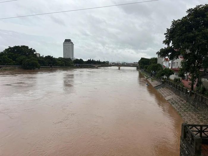 Mực nước mấp mé bờ.