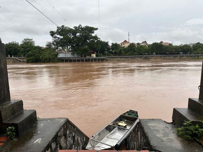 Nước sông Kỳ Cùng lên rất cao lúc sáng nay.