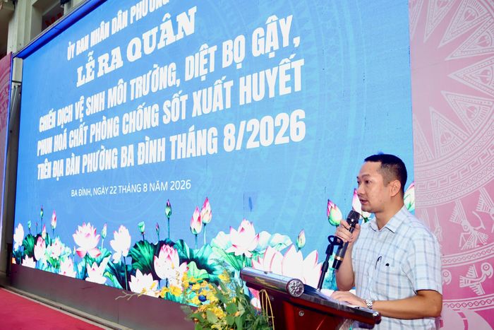 BS Nguyễn Khắc Du - phó GĐ Trạm Y Tế phường Ba Đình yêu cầu các tổ giám sát và đội xung kích duy trì vệ sinh môi trường, diệt bọ gậy định kỳ hàng tuần, thay vì chỉ thực hiện trong thời gian diễn ra chiến dịch. (Ảnh Thành Long)