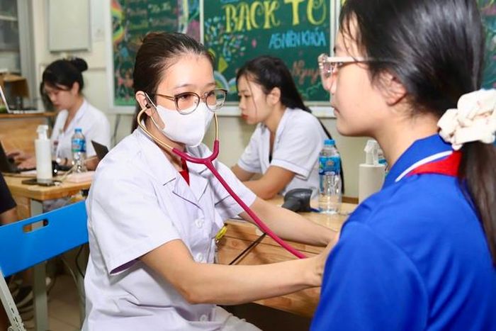 Cũng trong sáng 22/8, tại Trường THCS Ba Đình, hoạt động khám sức khỏe định kỳ miễn phí cho trẻ em, học sinh trên địa bàn phường Ba Đình năm 2026 được triển khai với các nội dung kiểm tra sức khỏe theo quy định của Bộ Y tế. (Ảnh Thành Long)