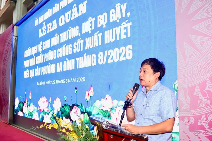 Ông Nguyễn Thanh Tùng cho biết trong thời gian tới phường Ba Đình sẽ tập trung phòng, chống sốt xuất huyết ngay từ cơ sở, duy trì vệ sinh môi trường, diệt bọ gậy và phun hóa chất tại các khu vực nguy cơ. (Ảnh Thành Long)