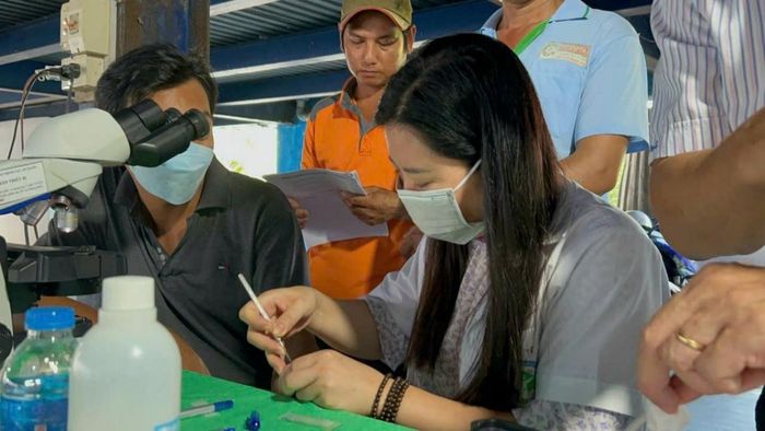 Lấy mẫu xét nghiệm nấm móng cho người lao động làm việc tiếp xúc với môi trường ẩm ướt và lạnh kéo dài. Ảnh: Lan Phương.