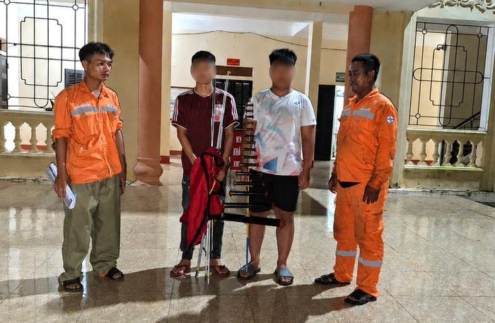Lực lượng chức năng xác định danh tính nhóm thả diều gây sự cố mất điện. Ảnh: Cơ quan Công an.