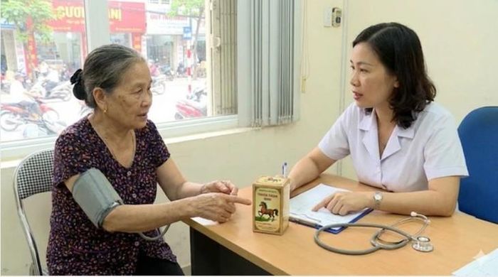 Nếu huyết áp khi đứng không giảm nhưng người bệnh vẫn thường xuyên chóng mặt hoặc ngất, bác sĩ có thể cần thực hiện thêm điện tâm đồ, xét nghiệm máu hoặc các thăm dò khác. Ảnh CDC Hưng Yên