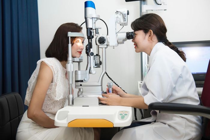 Khô mắt là tình trạng thường gặp, xảy ra khi mắt không sản xuất đủ nước mắt hoặc nước mắt bay hơi quá nhanh. Ảnh BVCC