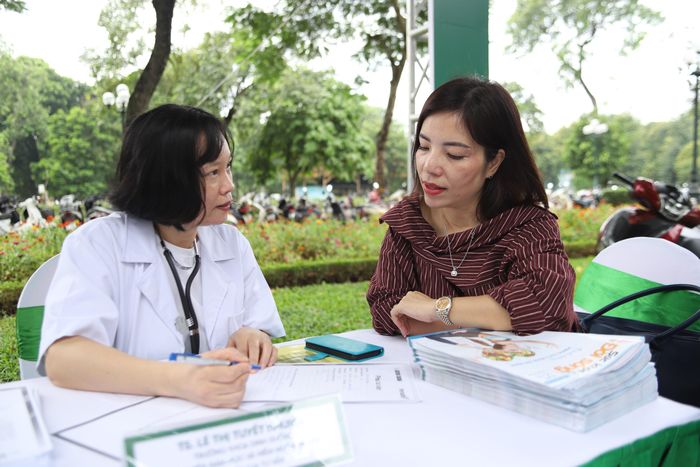 Chuyên gia dinh dưỡng tư vấn cho người dân tại Ngày Dinh dưỡng cộng đồng do báo Sức khỏe và Đời sống tổ chức. Ảnh SKĐS