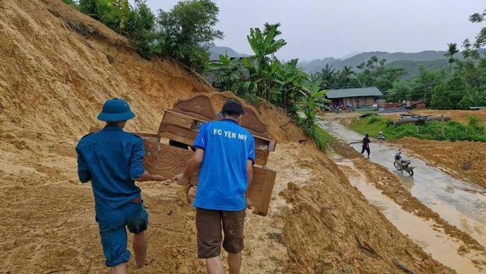 Lực lượng chức năng tổ chức di dời tài sản của người dân đến nơi an toàn. Ảnh: UBND xã Tân Thành.