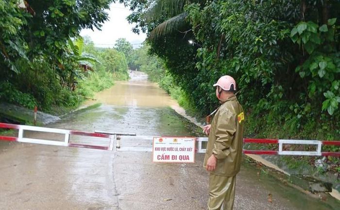 Nhiều đập tràn, cầu giao thông và các tuyến đường liên xã bị ngập. Ảnh: CATH.