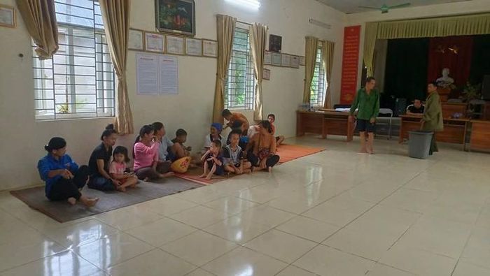 Các hộ dân bản Chiềng Xầy, xã Trung Hạ được di dời đến nơi an toàn, gồm nhà văn hóa bản và nhà người thân. Ảnh: UBND xã Trung Hạ.