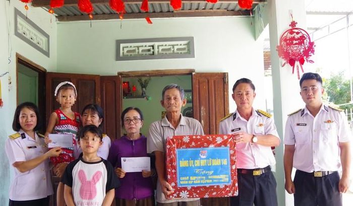 Trao quà cho học sinh T.N.P.N. (người thân của em đại diện nhận). Ảnh: Thành Vũ.