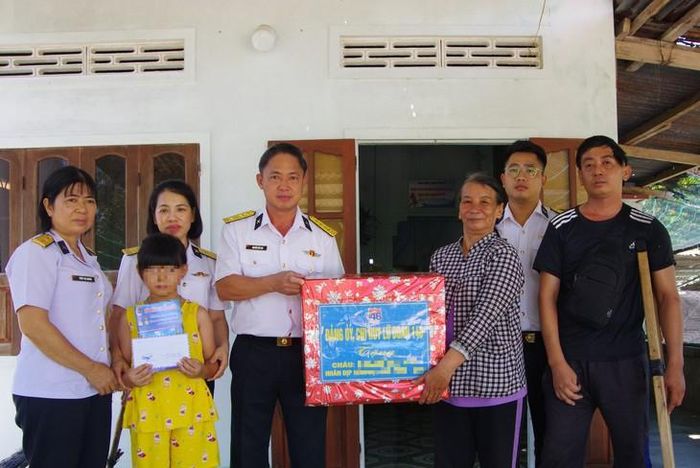 Trao quà cho học sinh Q.B.Y. Ảnh: Thành Vũ.