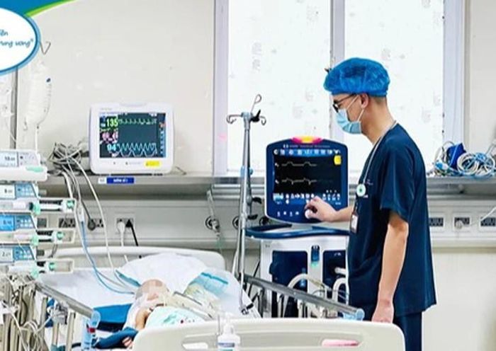 Điều trị cho trẻ bị chó cắn tại Bệnh viện Nhi Trung ương. Ảnh: BVCC