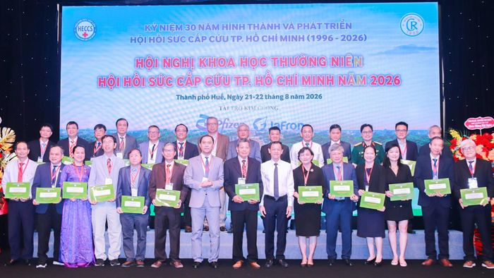 Thứ trưởng Nguyễn Tri Thức cùng lãnh đạo Sở Y tế TP. Huế cùng các đại biểu. Ảnh: BVCR