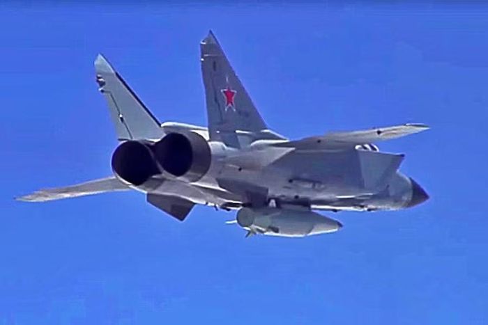 UAV có thể được sử dụng với số lượng lớn để buộc các hệ thống phòng không phải hoạt động liên tục, trong khi tên lửa hành trình bay theo những quỹ đạo khác.